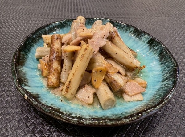 ごぼうとベーコンの生クリーム炒め